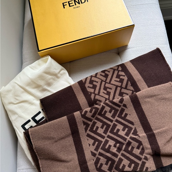 Authentic Fendi reversible wool scarf - Picture 1 of 6